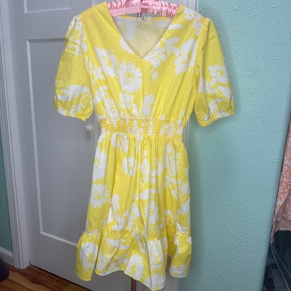 52Seven Dresses & Skirts - 52SEVEN yellow/white puffy sleeve floral Small smocked dress tiered, ruffled hem